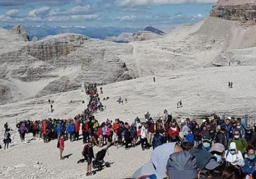 Staus in den Dolomiten und leere Strände