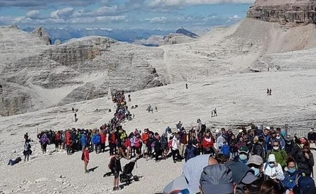 Staus in den Dolomiten und leere Strände